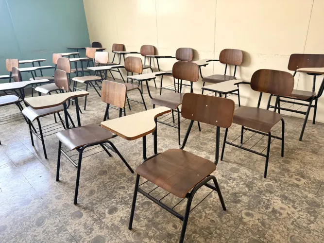 Lote Cadeira Escolar Adulto Ferro e Madeira (confirmar valores na legenda ou chat)