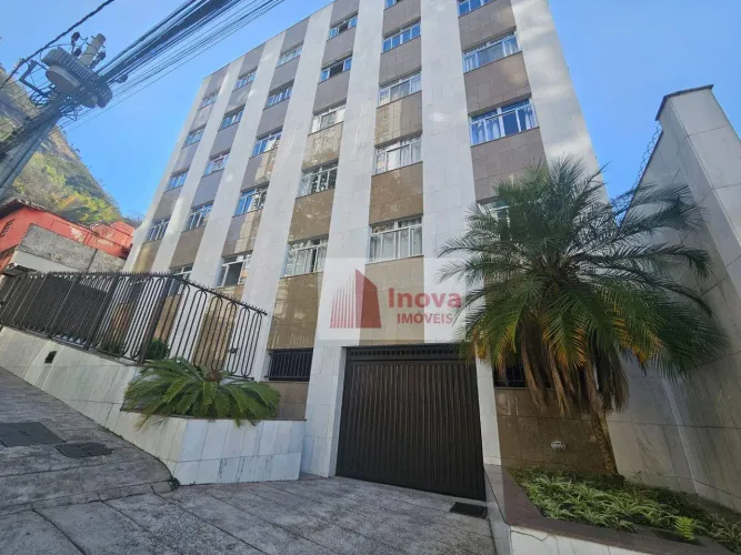 Apartamento com 2 quartos, garagem e apenas um lance de escadas.
