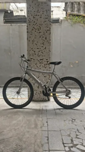 Bike em Alumínio aro 26 câmbio e passadores Shimano