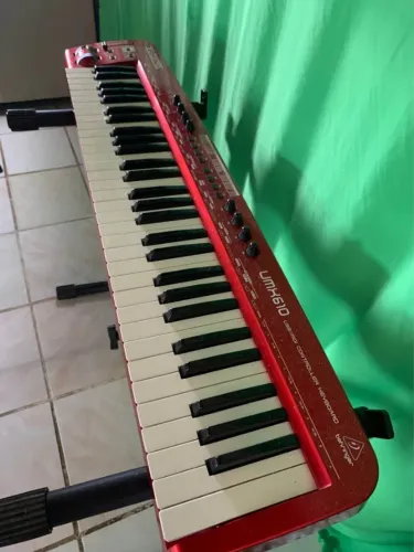Teclado controlador Behringer Umx610