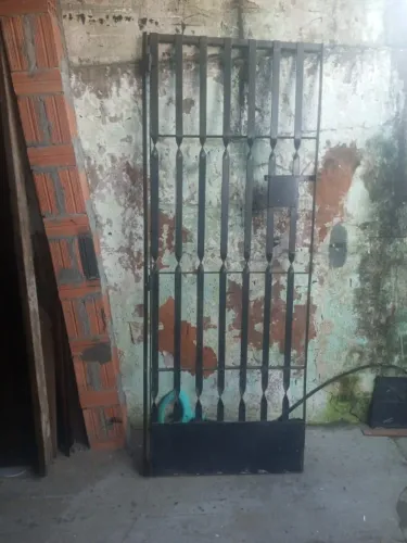 Porta de ferro 80 cm x 2 m. Negociável!