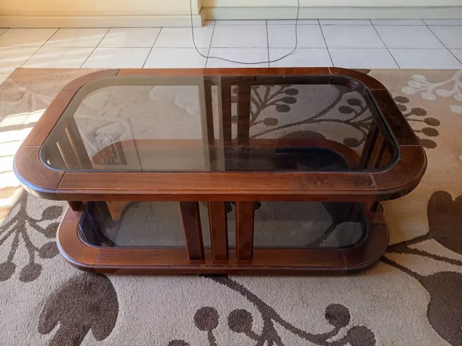 Mesa de centro pra sala.... Madeira maciça, tampo de vidro... Medida 95x55