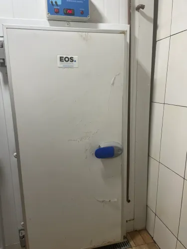 Câmara fria gela e resfria