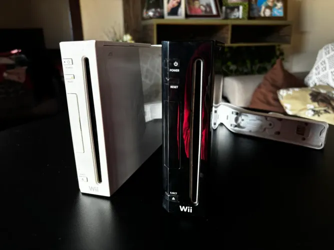 Lote 2 Consoles Nintendo Wii (Branco e Preto) + Suporte Zapper (Para Peças/Reparo)