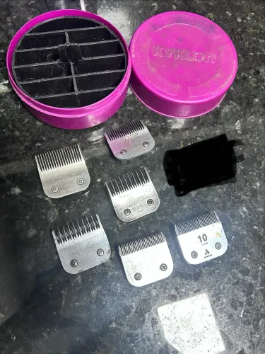 Kit Porta lâminas Kyklon cor rosa + 6 lâminas de tosa Andis
