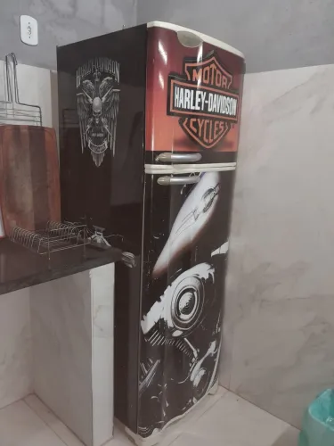 Refrigerador Frost Free 346 litros Duplex Electrolux envelopada Harley Davidson