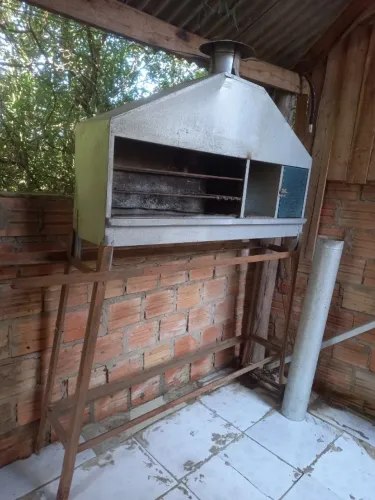 Churrasqueira espetinho + base de ferro com rodas