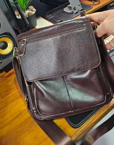 Bolsa tipo carteiro em couro cor marron