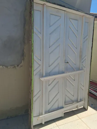 Vendo porta e janela madeira maracatiaia