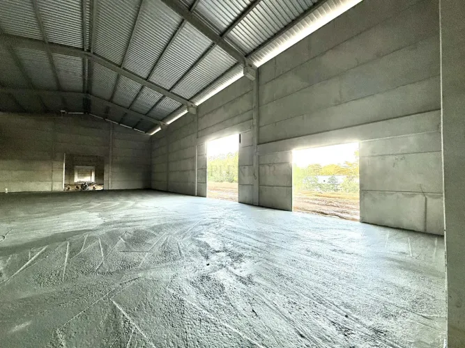 Galpão com 600 m2 disponível para locação em região industrial na cidade de Inda