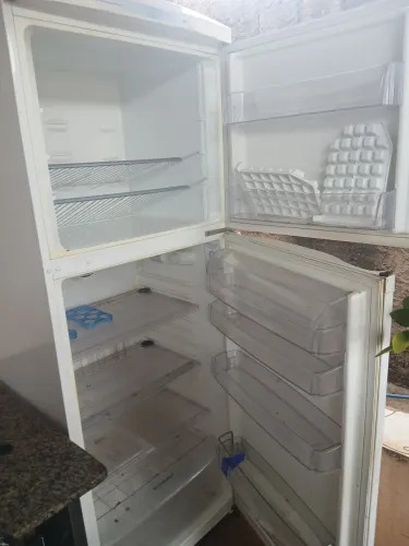 Vendo geladeira continental 220 volts muito boa funcionando tudo perfeitamente