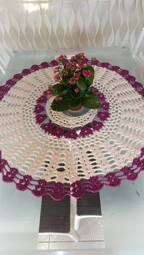 Toalha de mesa feita em crochê