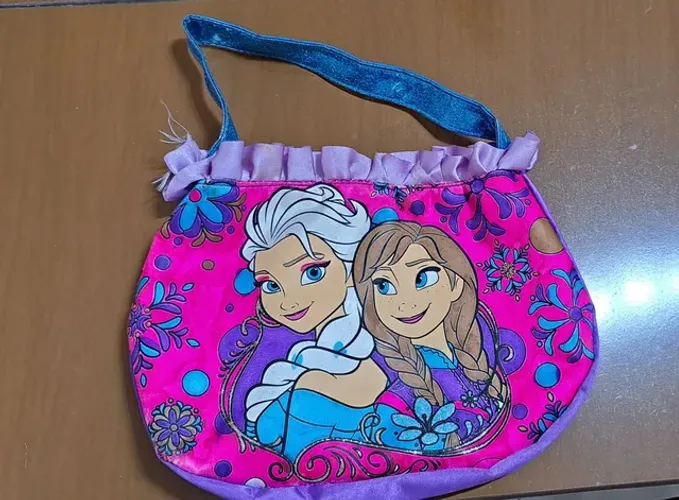 Imperdível!!! Duas bolsas infantis (Frozen e Sophia)