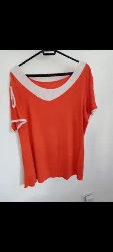 Vende 50 peças de roupa feminina.