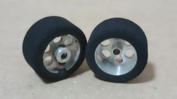 Rodas com pneu para réplicas 