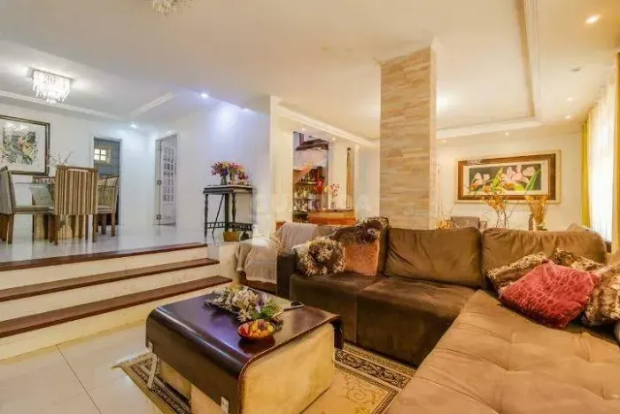 Casa mobiliada com 6 dormitórios, sendo 4 suítes, e 2 vagas de garagem no bairro Teresópol