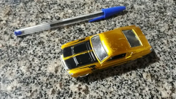 Miniatura do Ford Mustang 68 HotWheels G Machines Gold original Escala 1:43