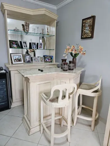 Barzinho com balcão marmore travertino, cristaleira, balcão e 3 banquetas