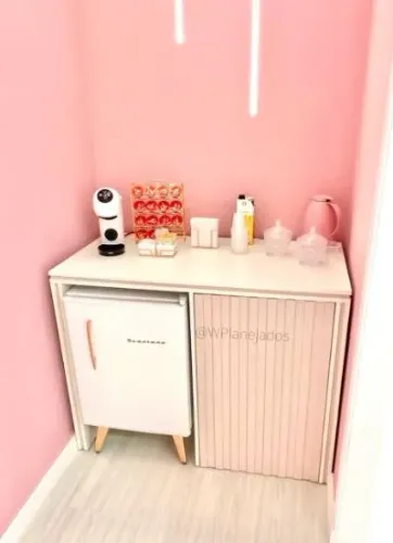 Aparador de Café Ripado no Rosa com Espaço para o Frigobar