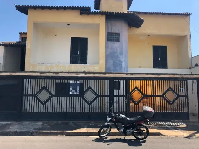 Bairro Dona Amélia, 3 suítes, sobrado R$: 2.000,00 + IPTU