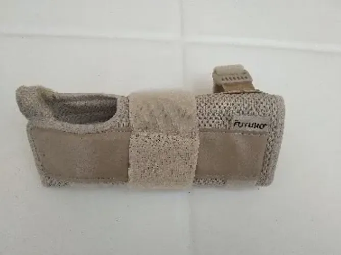 Munhequeira com tala Futuro tamanho M lado Direito