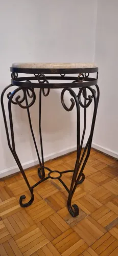 Mesa de Apoio em Mármore e Ferro Forjado - Peça Decorativa Vintage