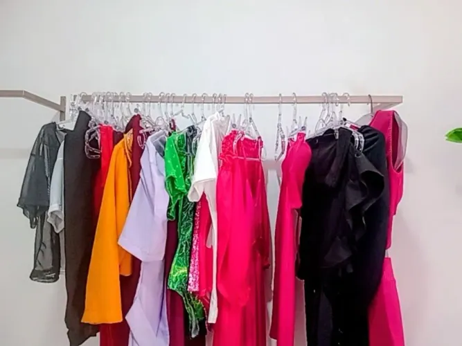 ARARA DE ROUPAS ROSÊ