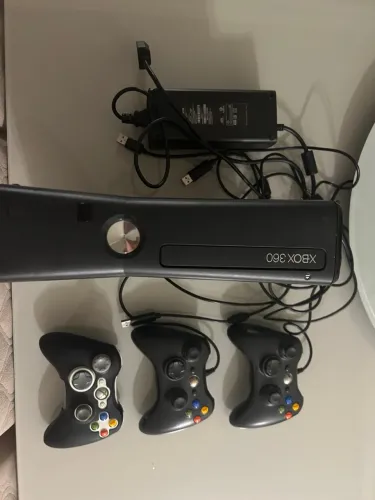 Vendo XBox 360 com controles