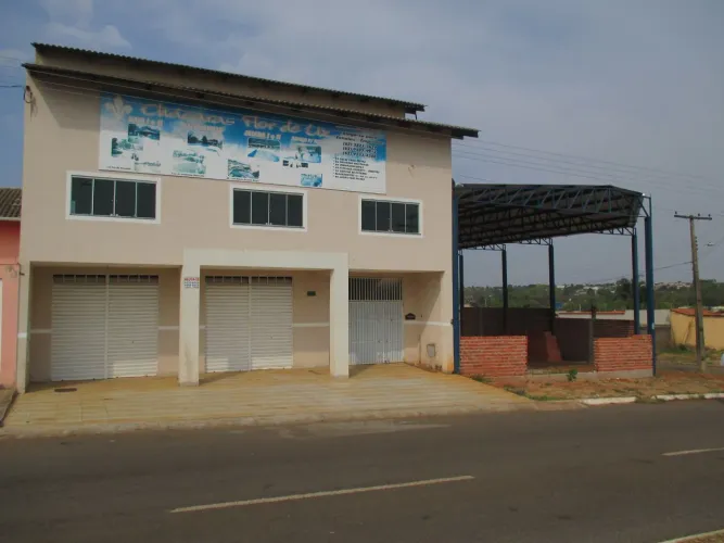 Sobrado 450m2, apartamento + 2 salas comerciais na Av Independência Anápolis
