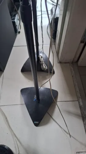 Um par de pedestais para caixas de som de home theater