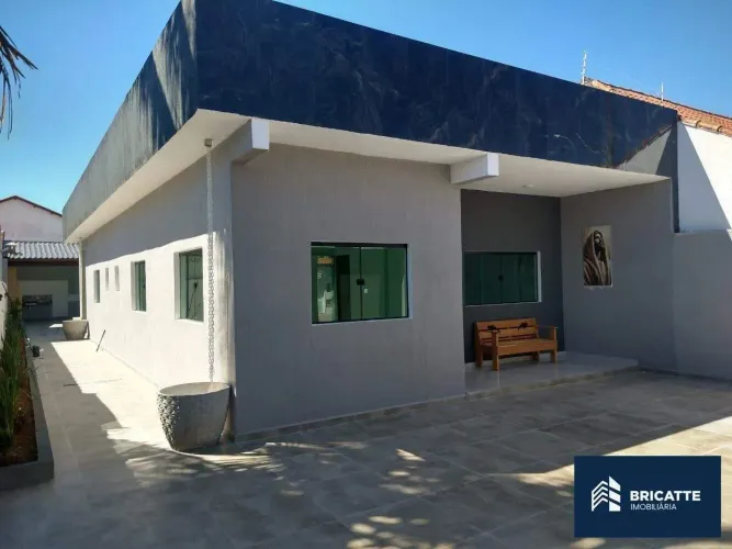 Casa à venda em Itanhaém (Cibratel 2)  3 quartos, piscina e garagem para 3 veículos