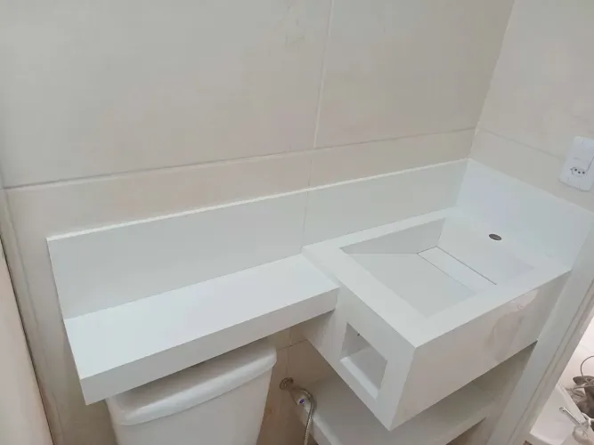 Cuba de banheiro moderna em branco