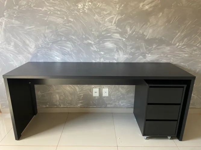 MESA ESCRITÓRIO 1,80M PRETO COM GAVETEIRO 3 GAVETAS 100% MDF