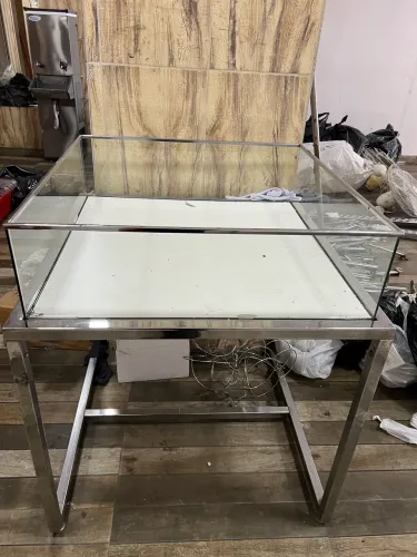 Cesto em MDF para lojista,comerciante com acabamento cromado 