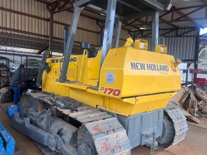 Trator de Esteira New Holland D170 2010.