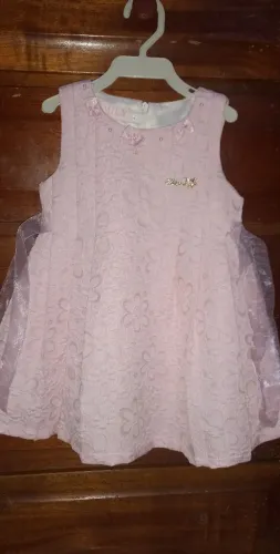 Vendo um vertido infantil rosa bebê..