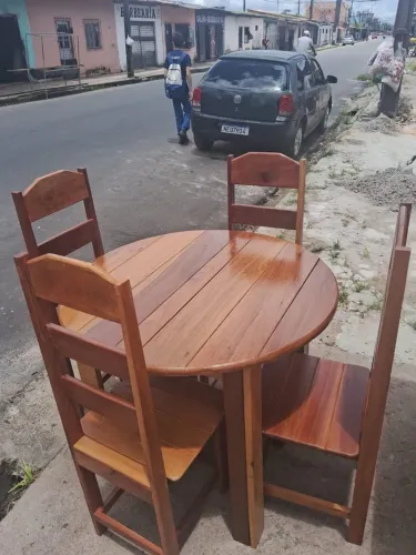 Conjunto de mesa redonda com 4 cadeiras de madeira