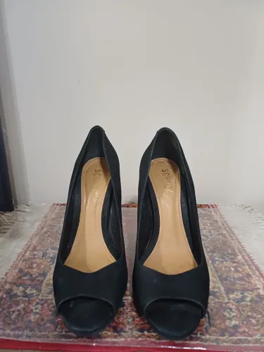 Scarpin Schutz preto com detalhes dourados no salto, tam.38.