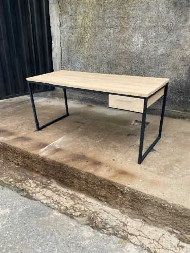 Mesa estilo industrial com tampo de mdf com30 mm de espessura e gaveta