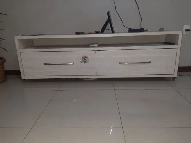 Móvel para TV com gavetas e prateleira