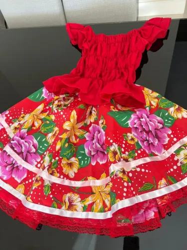 Conjunto de saia e blusa para festa junina