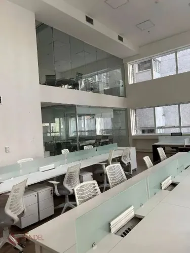 Conjunto comercial de 116m², salas com divisórias, copa, 2 banheiros e 2 vagas para locaçã
