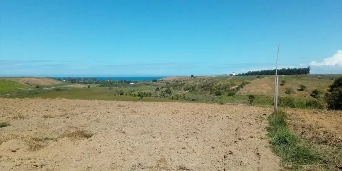 Terreno ( 2.000 M²) aproximadamente 7 lotes. a 1,5km da praia