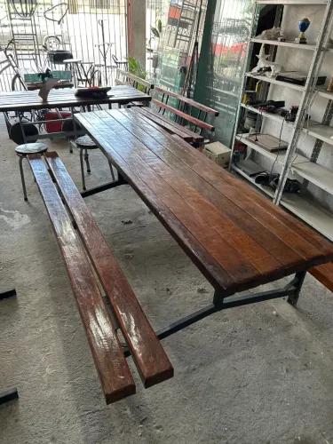 Mesa de madeira peroba com bancos para área externa