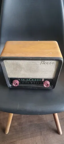 Rádio antigo para decoração 