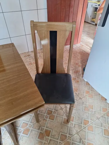 Jogo de mesa com seis cadeiras