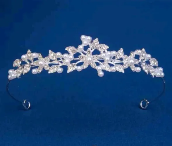 Tiara de noiva com pérolas. 