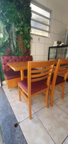Mesa e cadeiras e Sofá 