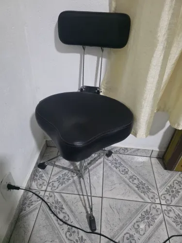 Banquinho de batera com apoio nas costas