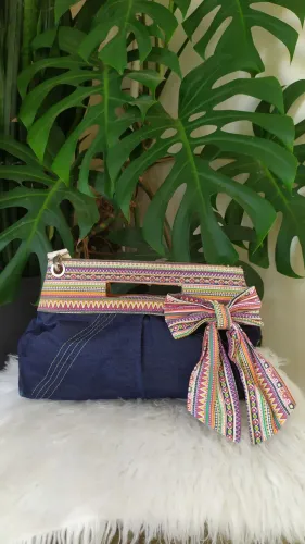 Bolsa de lacinho jeans com estampa étnica